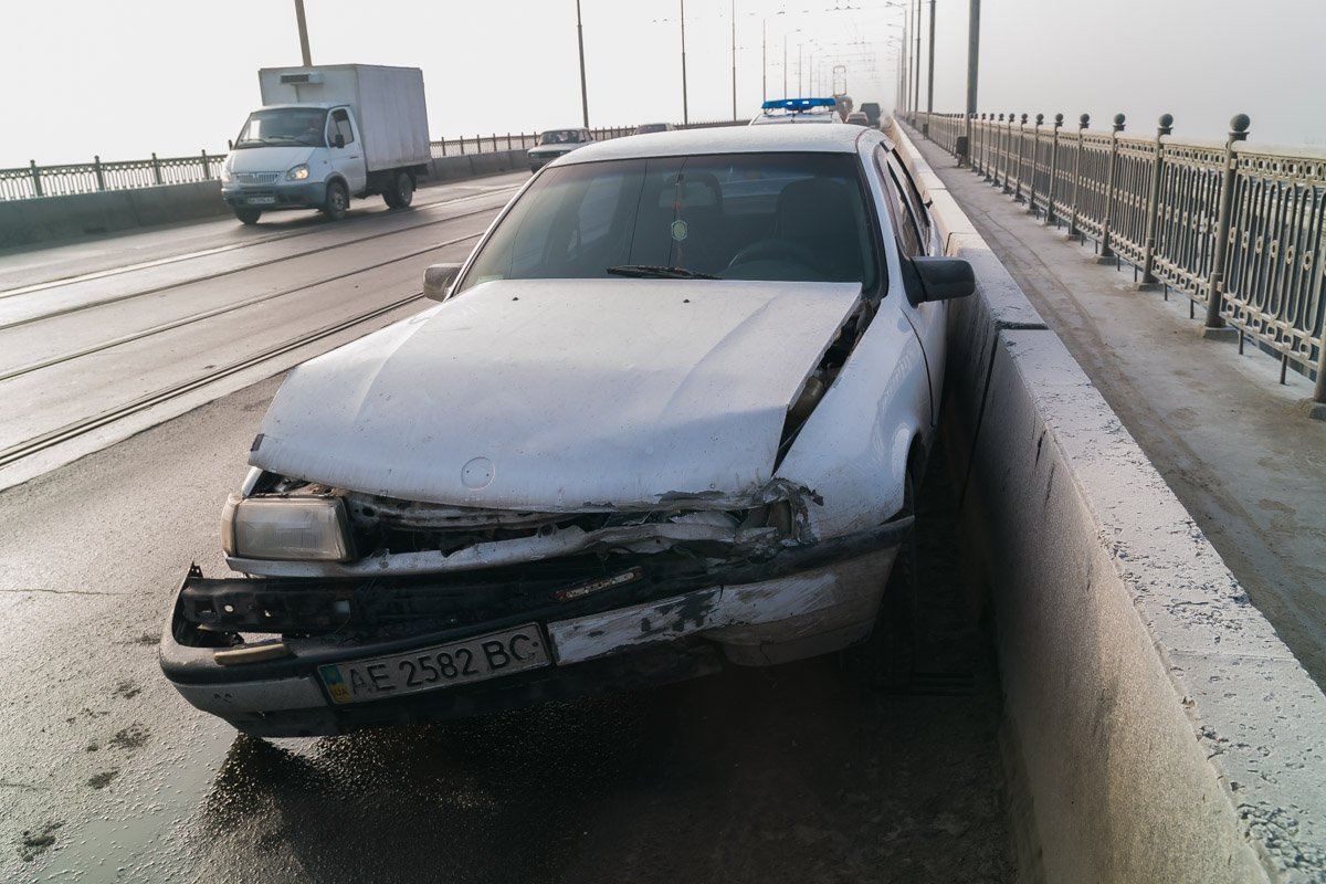 Водитель автомобиля Opel врезался в бетонную опору Водитель автомобиля Opel врезался в бетонную опору