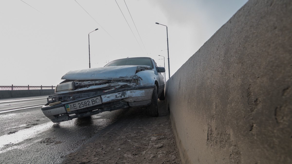 Автомобиль сильно поврежден Автомобиль сильно поврежден