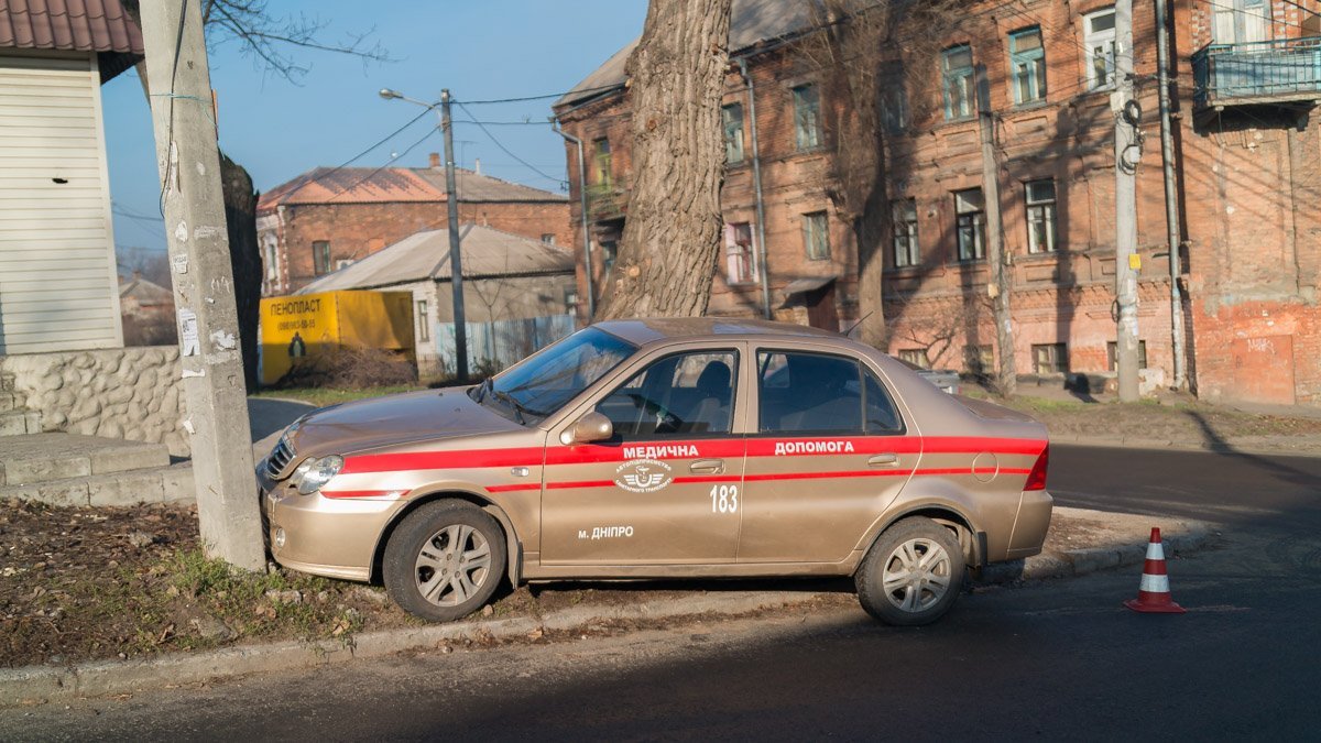 Автомобиль "медицинской помощи" врезался в электроопору Автомобиль "медицинской помощи" врезался в электроопору