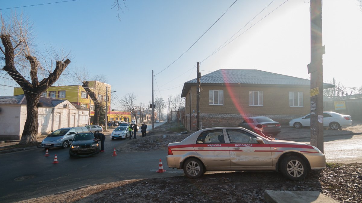 И BMW, и машина "медицинской помощи" двигались вдоль улицы Камчатской И BMW, и машина "медицинской помощи" двигались вдоль улицы Камчатской