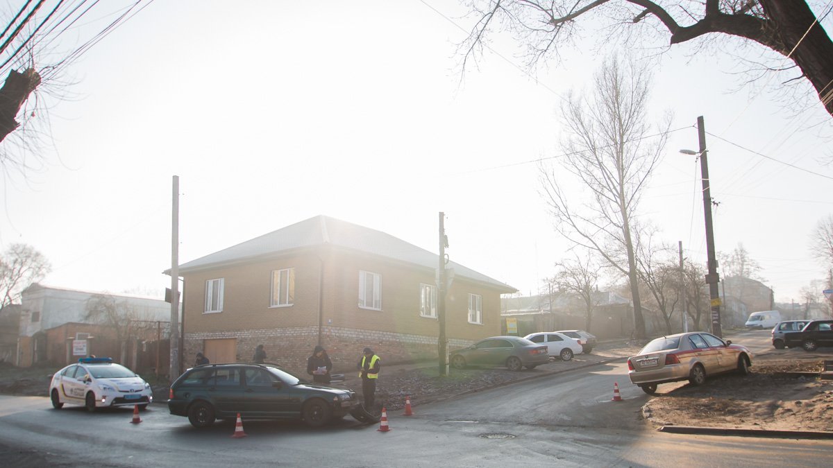 Полицейские заняты оформлением документов Полицейские заняты оформлением документов