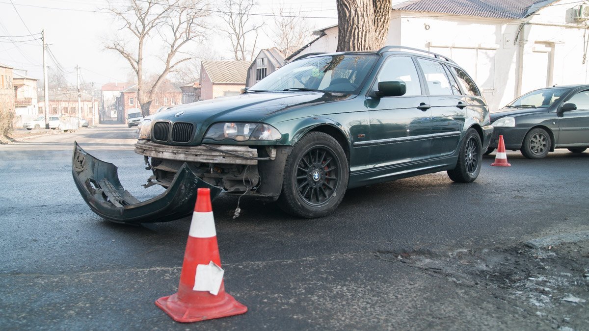 У автомобиля BMW поврежден бампер У автомобиля BMW поврежден бампер