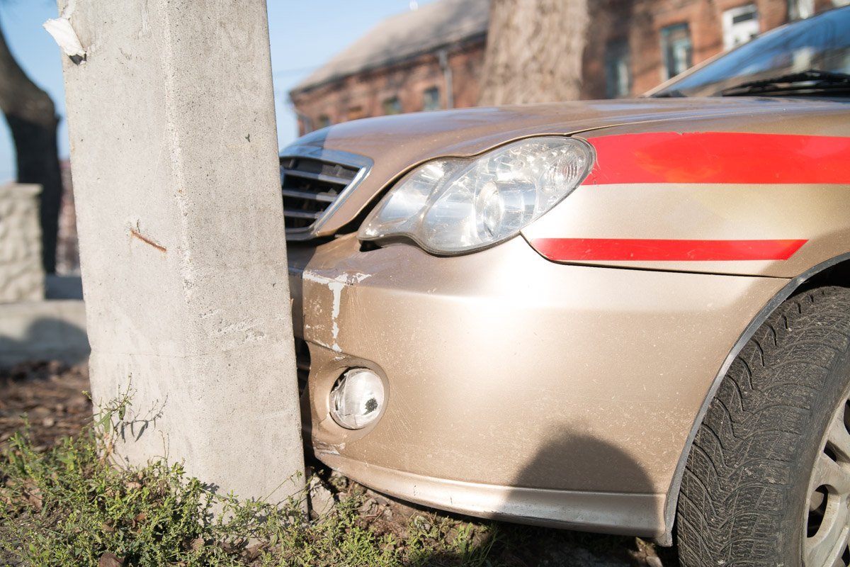 Автомобиль "медицинской помощи" врезался в электроопору Автомобиль "медицинской помощи" врезался в электроопору