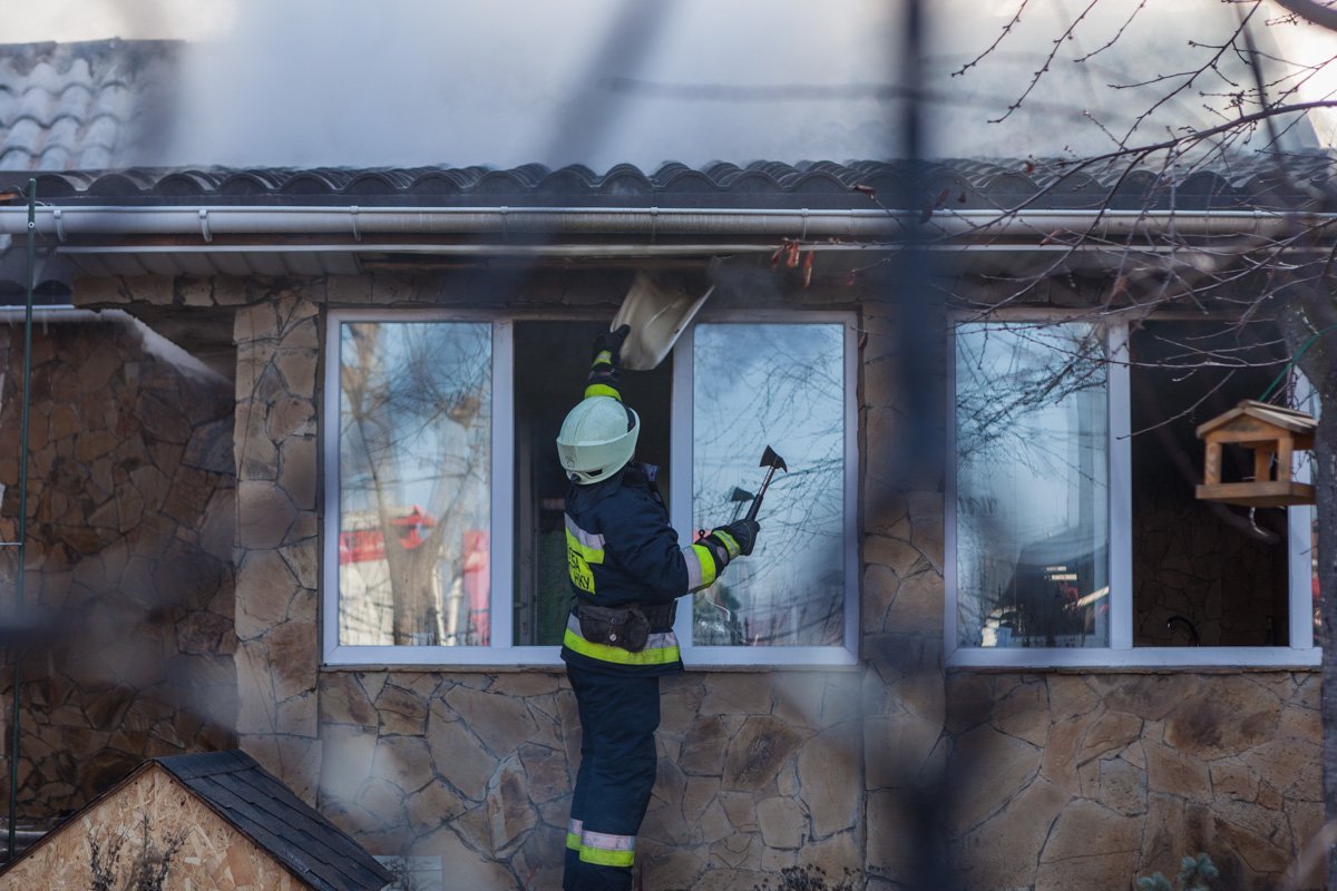 Спасатели добирались до очага возгорания даже через крышу