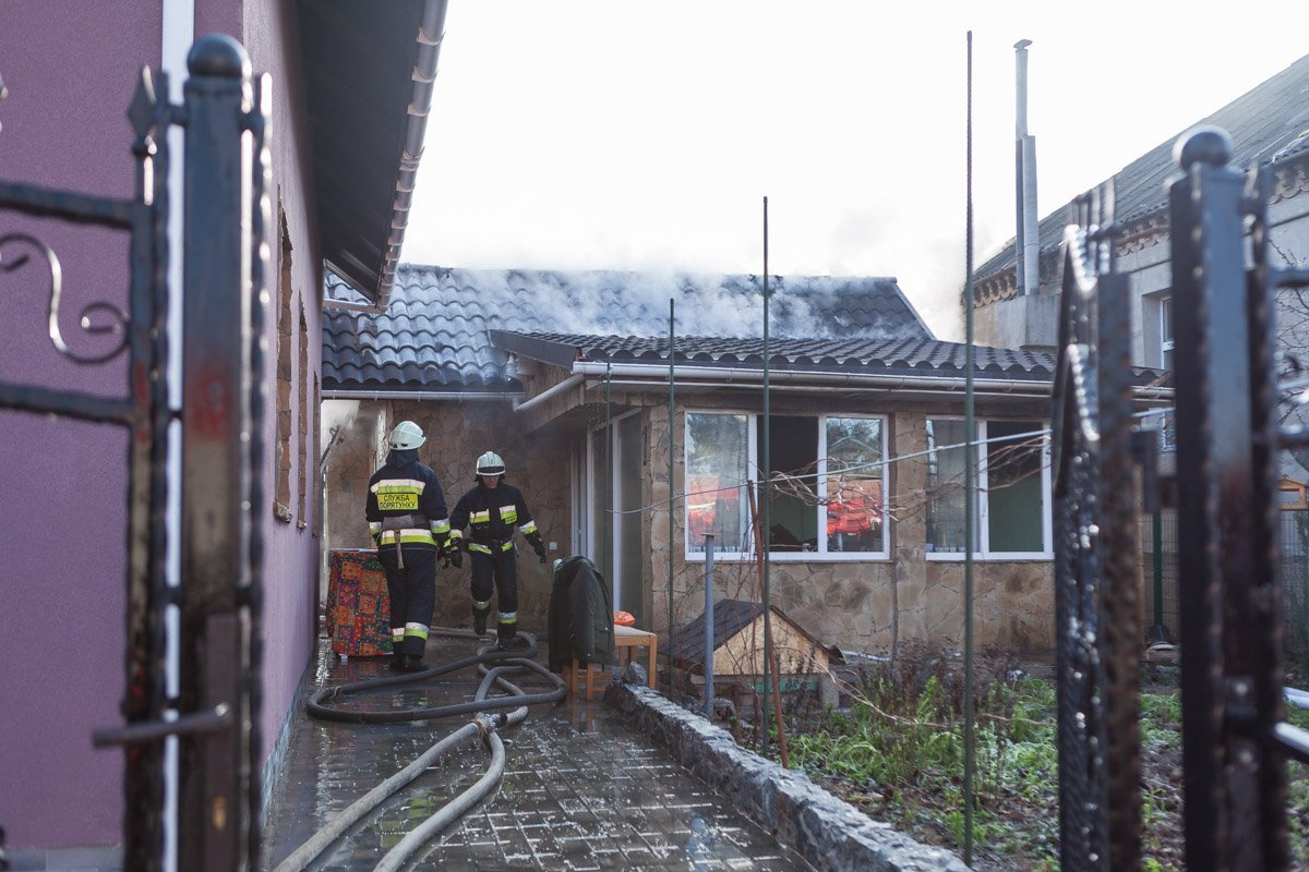 Небольшая пристройка в частном секторе сильно дымит, чем вызывает большой интерес у местных жителей