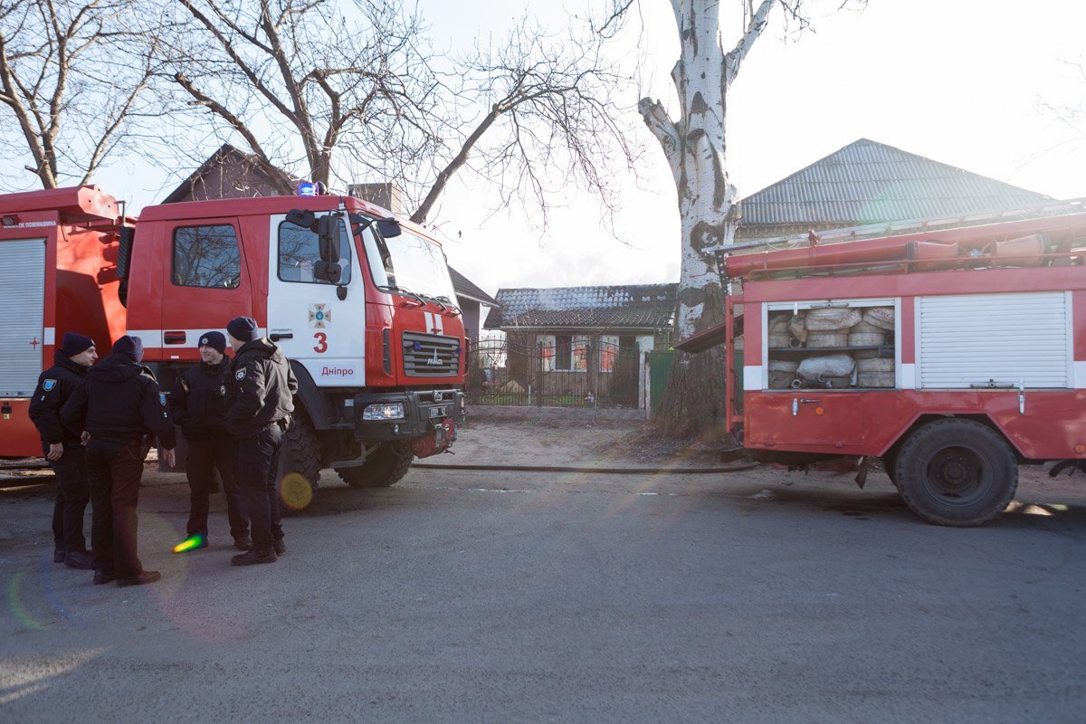 На месте событий работают две пожарно-спасательные бригады