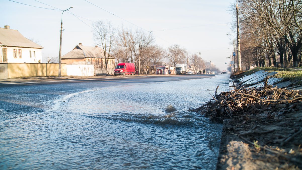 На проспекте Ивана Мазепы фекальная река На проспекте Ивана Мазепы фекальная река
