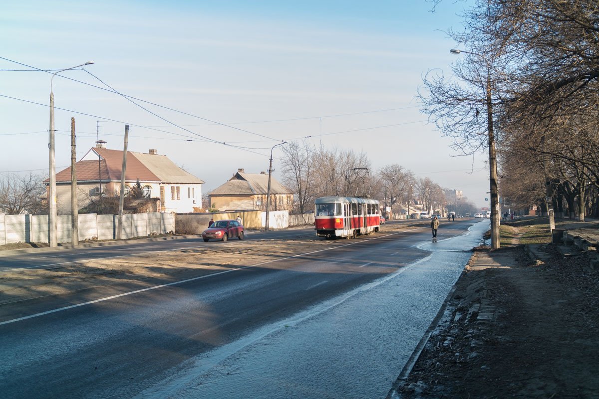 Зловонная вода непрерывно льется из засоренного люка Зловонная вода непрерывно льется из засоренного люка