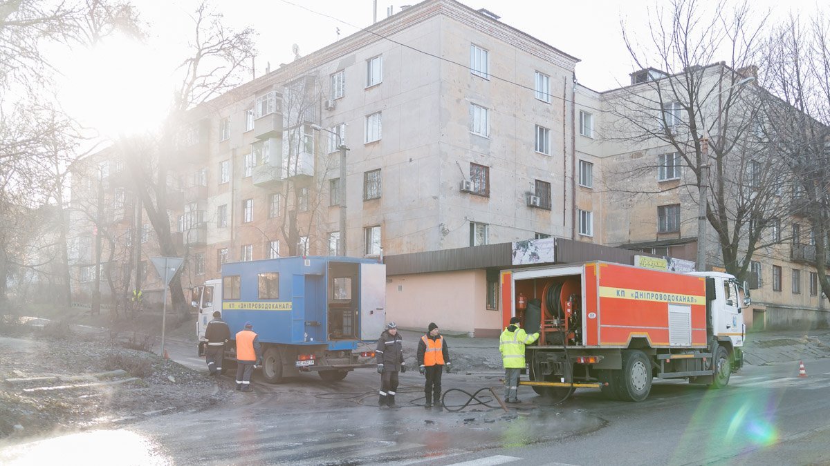 Причиной аварии, по словам сотрудников Днепроводоканала, стал засор канализации Причиной аварии, по словам сотрудников Днепроводоканала, стал засор канализации