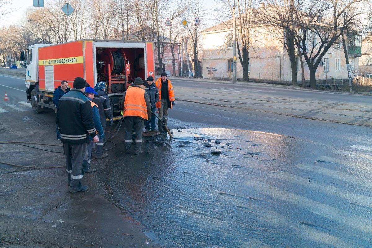 Аварию ликвидируют уже несколько часов Аварию ликвидируют уже несколько часов