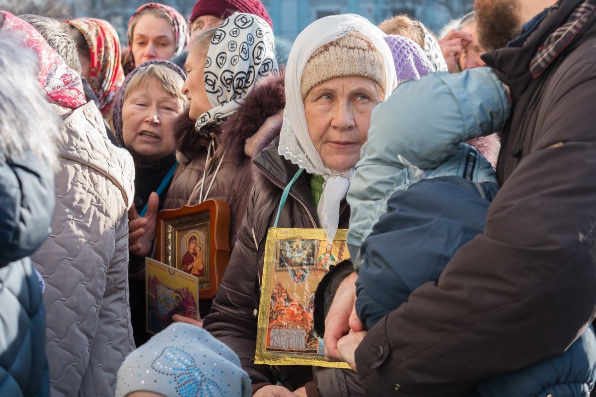Верующие несли с собой иконы