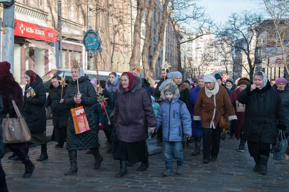 Среди тех, кто пришел помолиться, были и дети