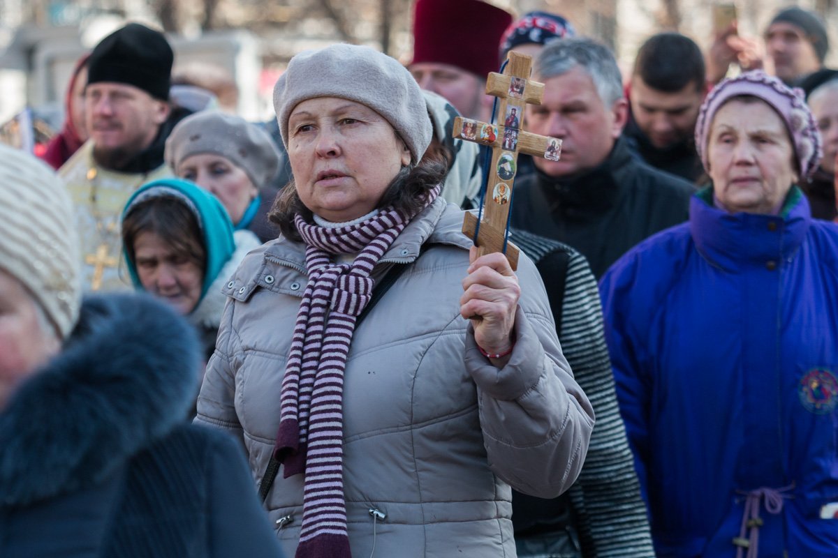 В будний день многие нашли время принять участие в Крестном ходе