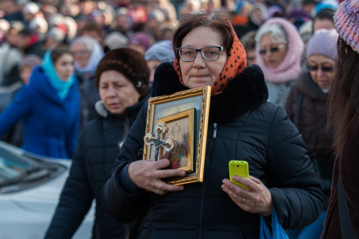 Даже если это Крестный ход, без телефона все равно не обойтись