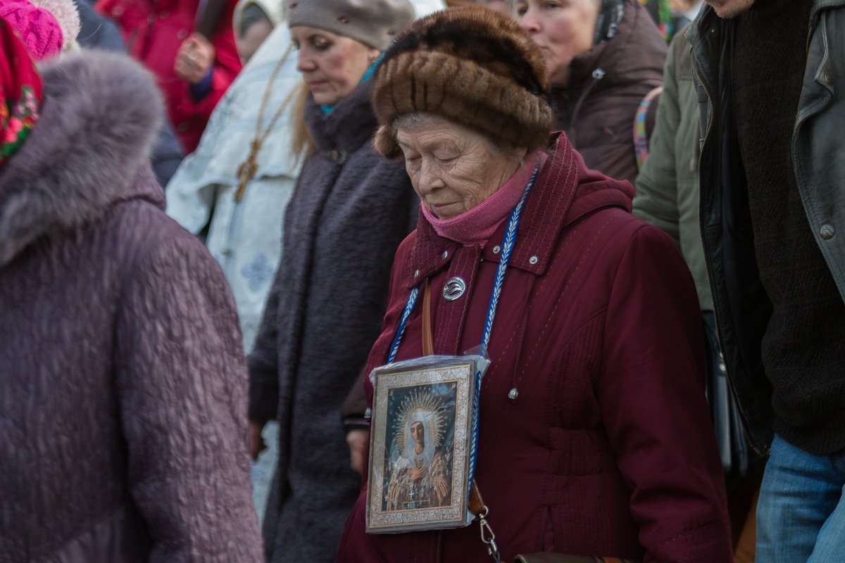 Днепряне вышли на Крестный ход против абортов