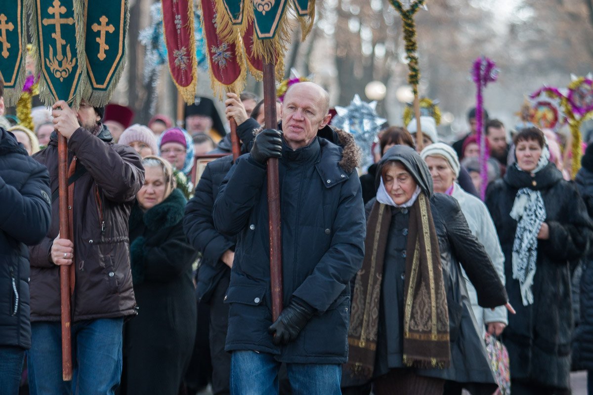 Жители города несли кресты и иконы