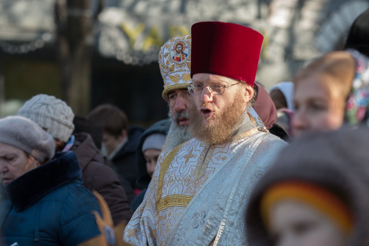 Священник молится вместе с верующими