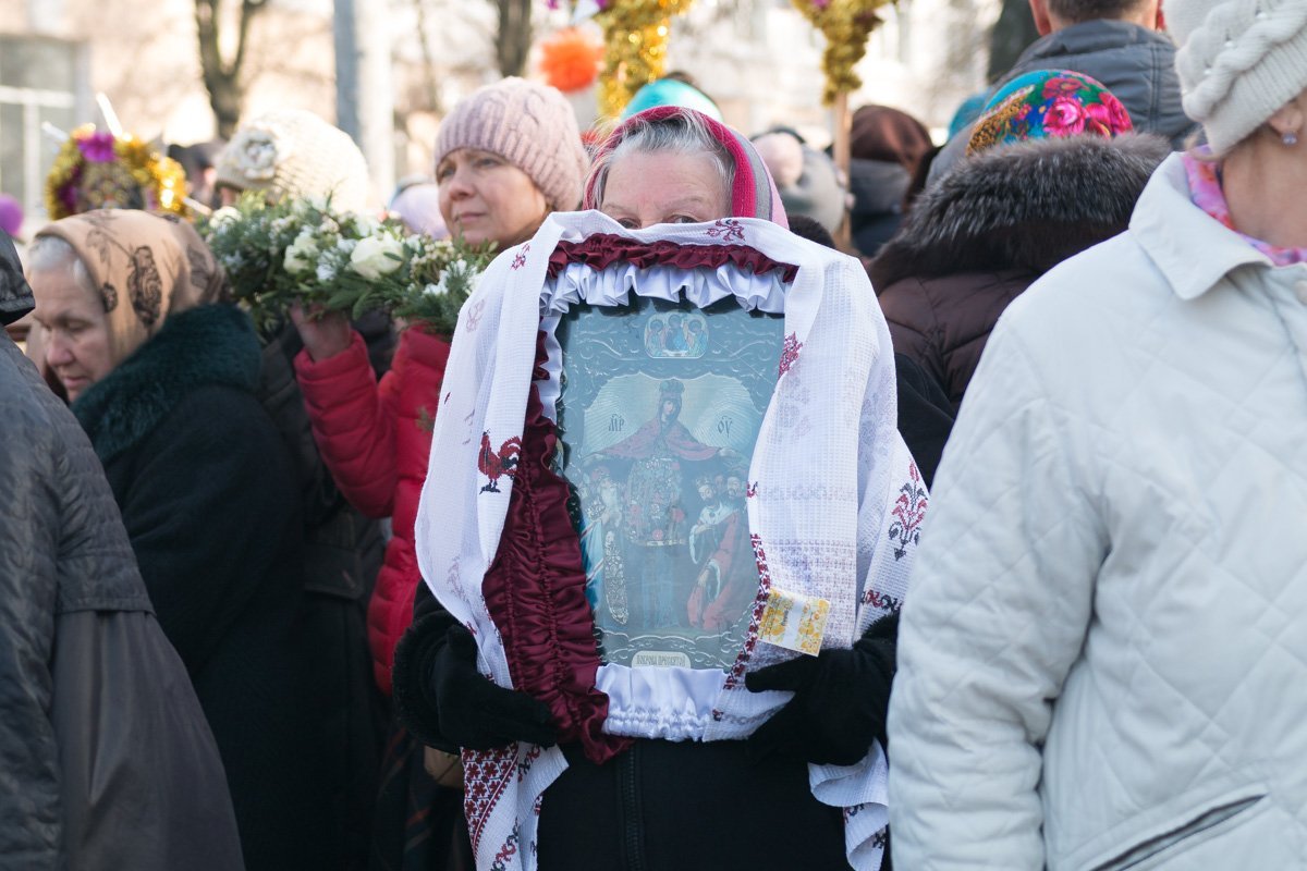 Пожилая женщина с иконой