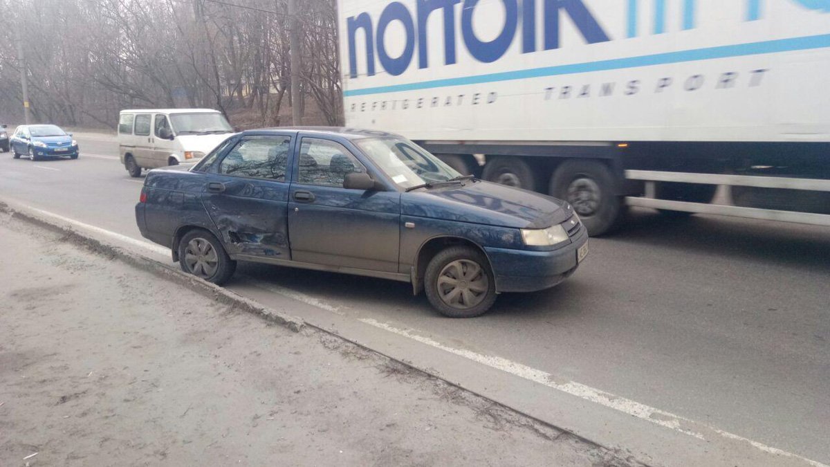 Смятая дверь у ВАЗ 2110 Смятая дверь у ВАЗ 2110