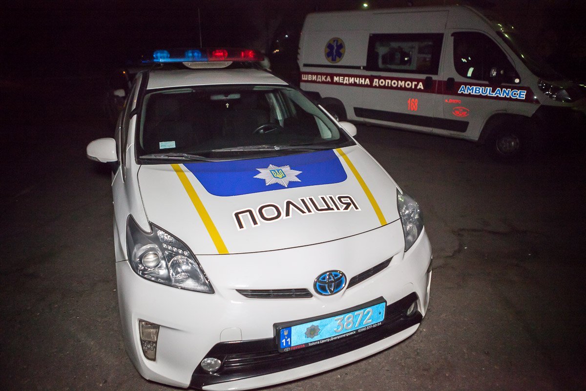 На месте работали сотрудники патрульной полиции, бригада "скорой помощи", спасатели, взрывотехники и кинологи