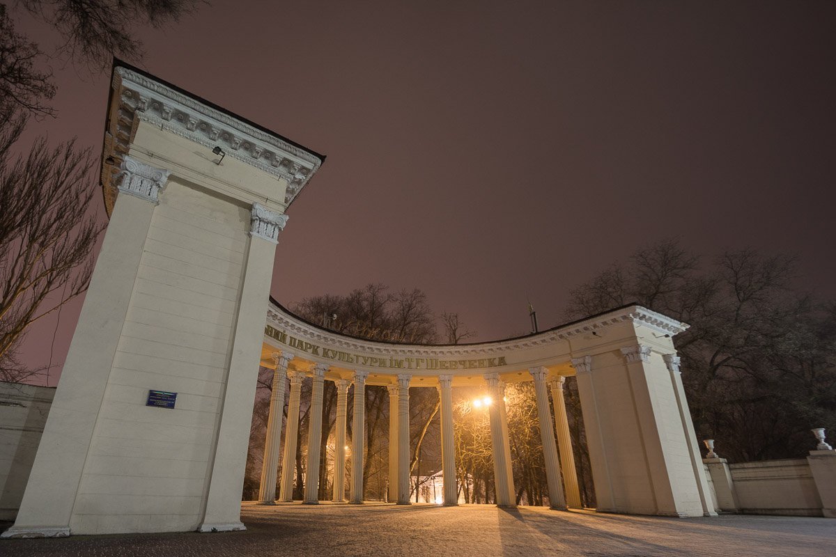 Величие и романтичную атмосферу парка подчеркивает входная колоннада Величие и романтичную атмосферу парка подчеркивает входная колоннада