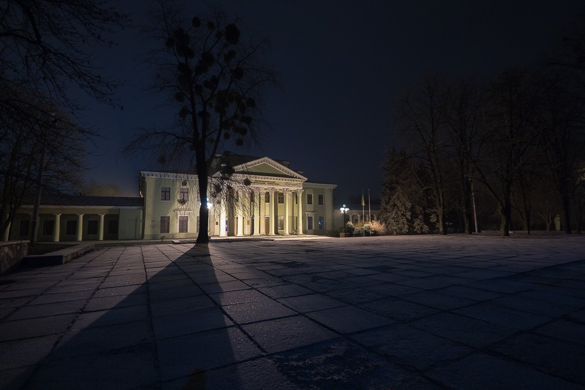 Несколько сотен лет назад возле Потемкинского дворца собиралась вся знать Екатеринослава Несколько сотен лет назад возле Потемкинского дворца собиралась вся знать Екатеринослава