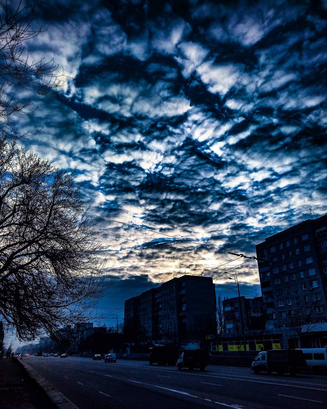 Суровое небо над девятиэтажками, фото: kristis_sa