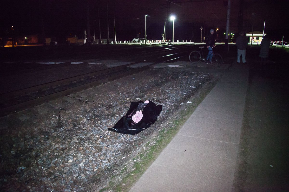 Переезд в этом месте и сама остановка очень слабо освещены