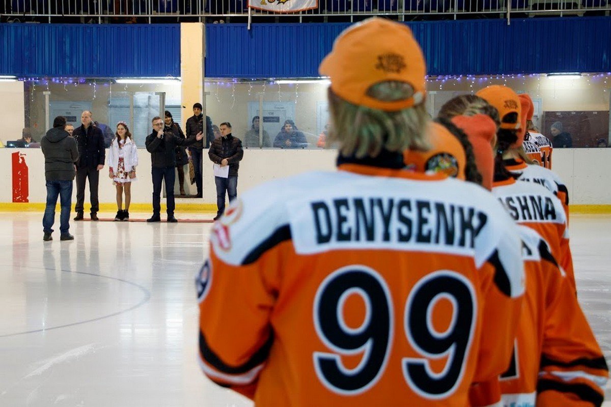 Заместитель городского головы Днепра Александр Шикуленко поздравляет команды Заместитель городского головы Днепра Александр Шикуленко поздравляет команды