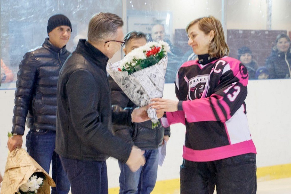 Капитанам вручили цветы и подарки Капитанам вручили цветы и подарки