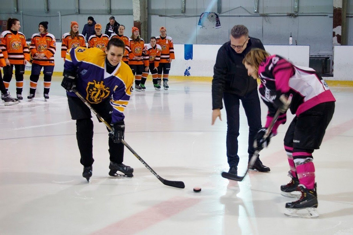 После поздравлений заместитель мэра символически бросил шайбу для команд, которые играли в этот вечер После поздравлений заместитель мэра символически бросил шайбу для команд, которые играли в этот вечер