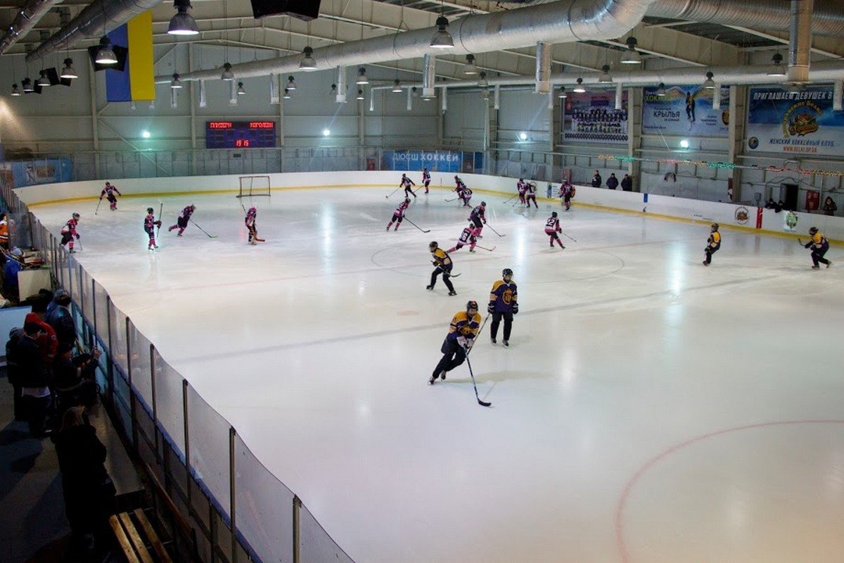 Игры проходят на Ледовой арене в Днепре Игры проходят на Ледовой арене в Днепре