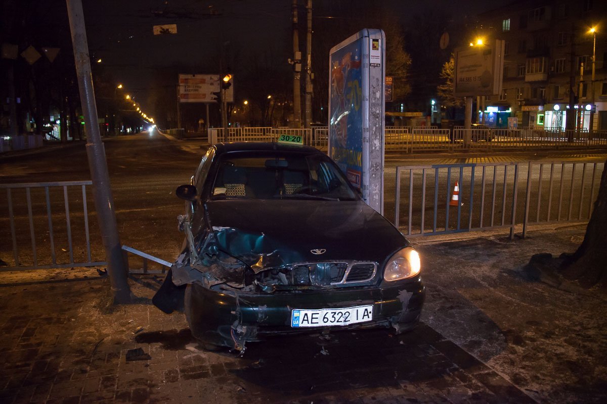 Одной из причин аварии является гололед