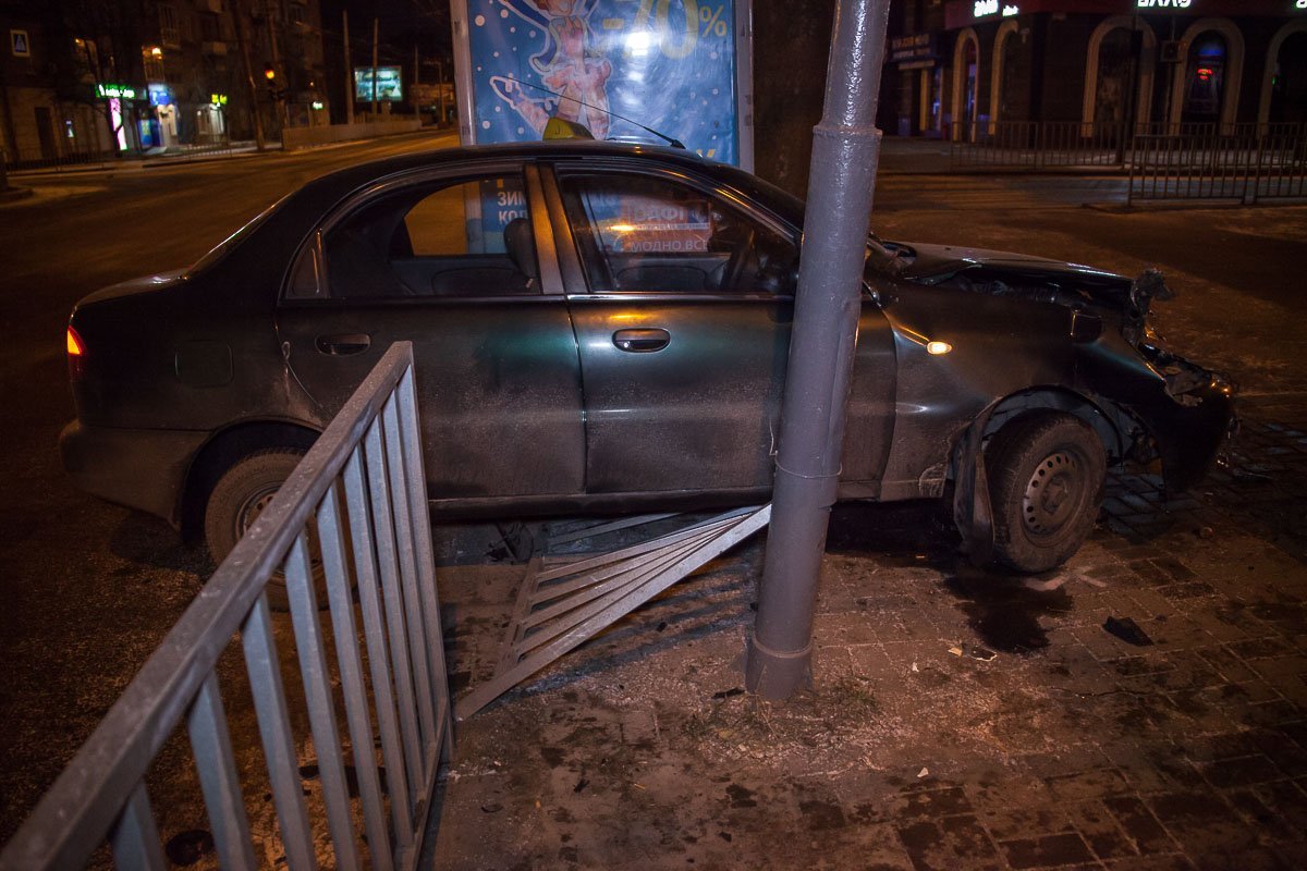 Автомобиль влетел в ограждение