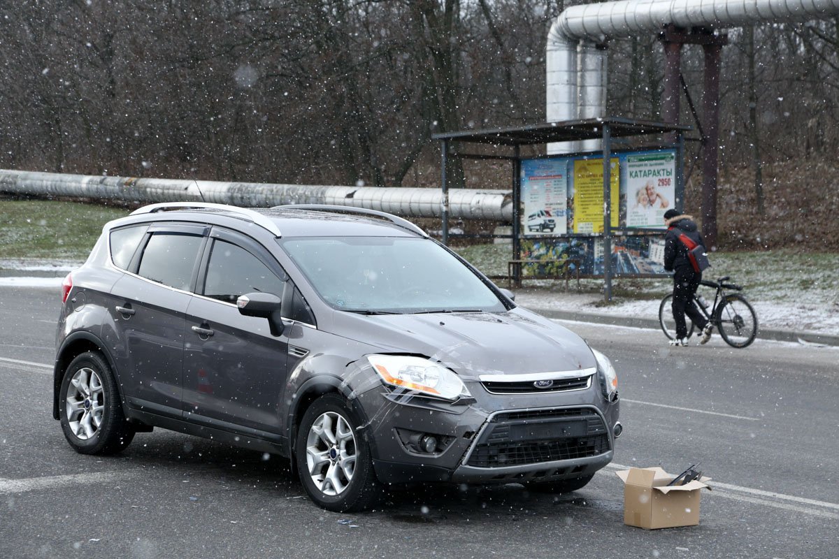 Водитель Ford серого цвета не успел вовремя затормозить Водитель Ford серого цвета не успел вовремя затормозить