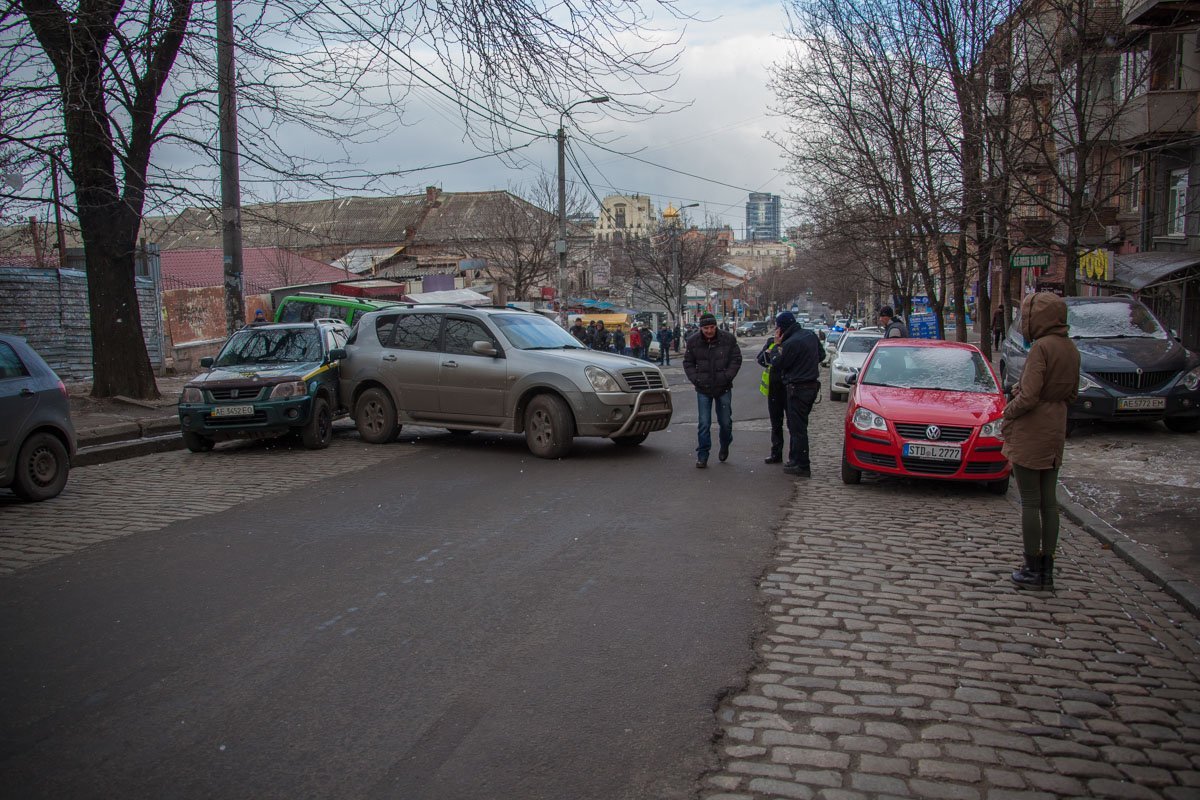 Автомобиль скатился вниз