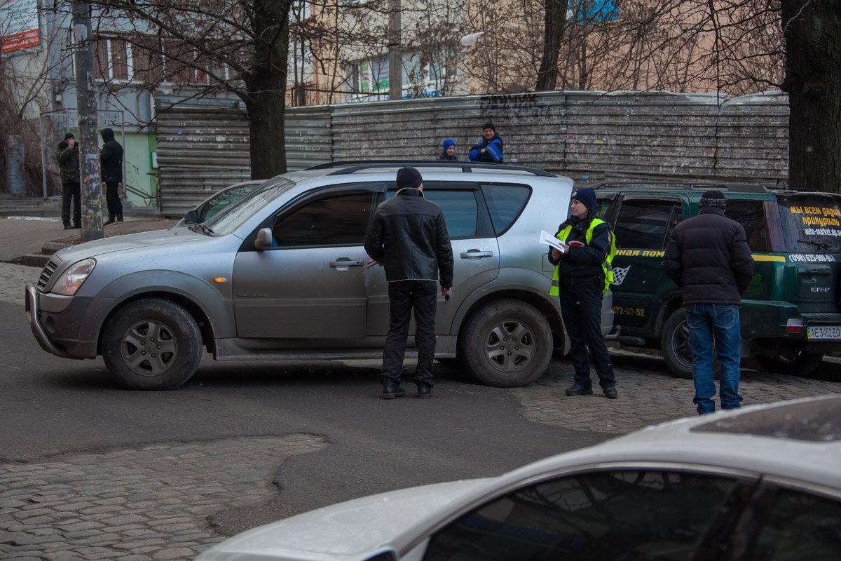 Патрульные выясняют подробности происшествия