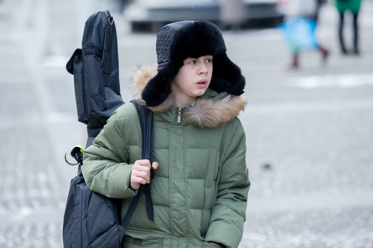 Замерзшими пальцами по струнам сложно попадать