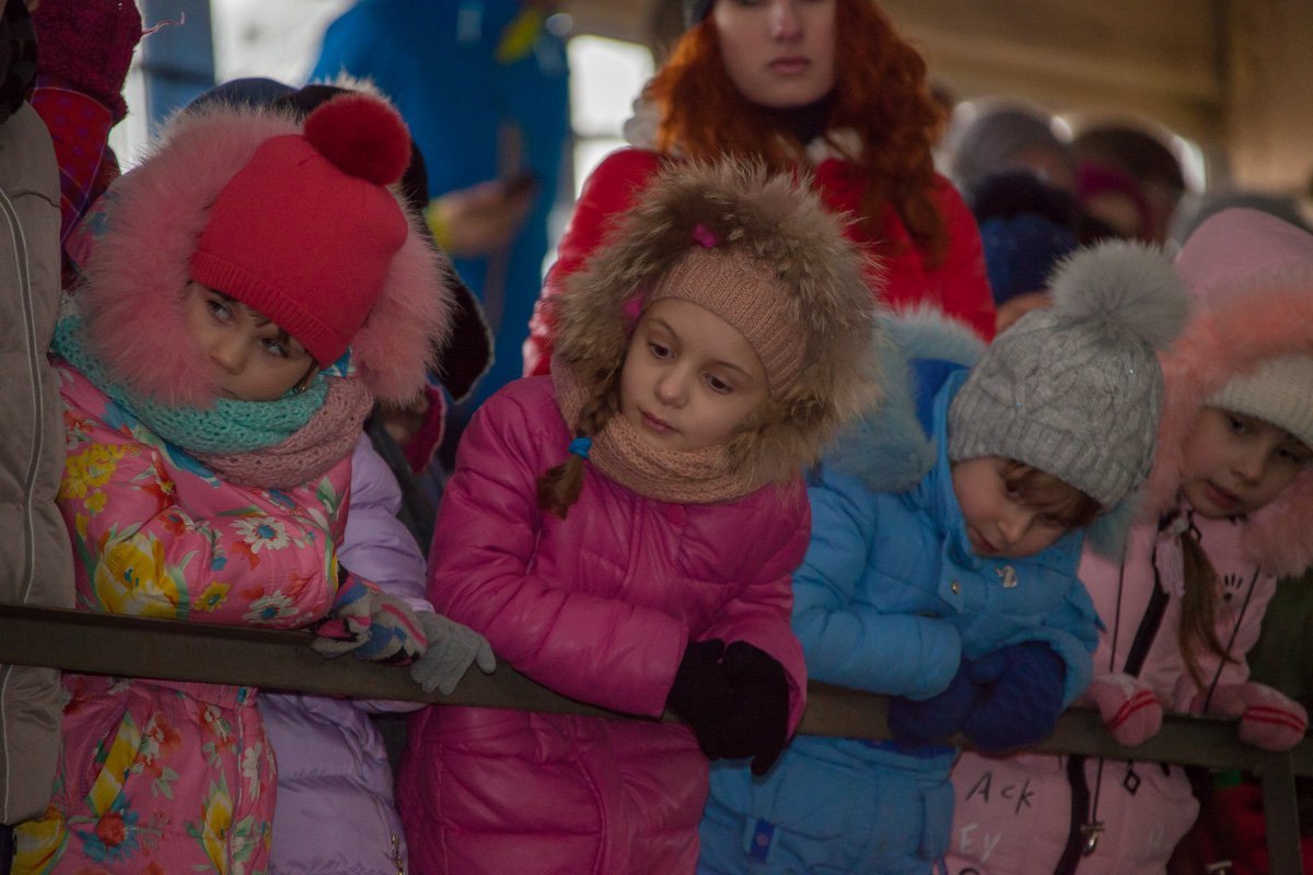 Зрители с интересом наблюдали за представлением Зрители с интересом наблюдали за представлением