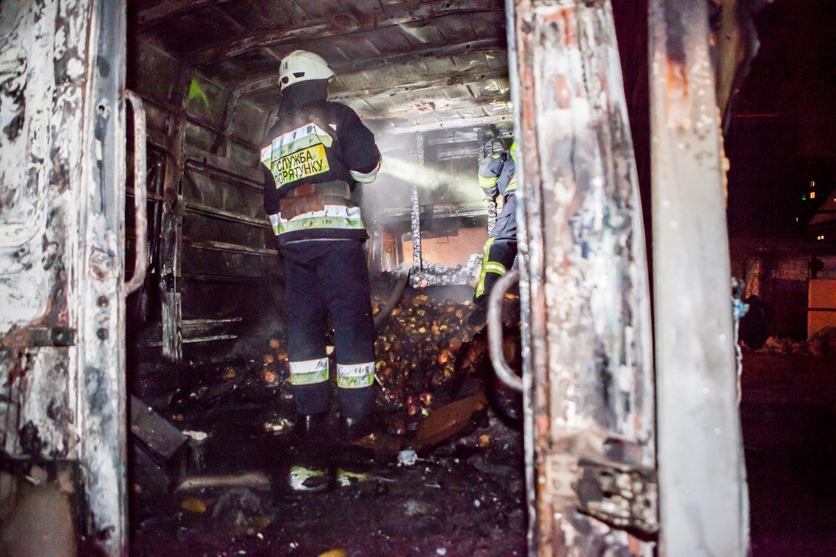 В кузове автомобиля находились личные вещи водителя, канистры, картофель В кузове автомобиля находились личные вещи водителя, канистры, картофель