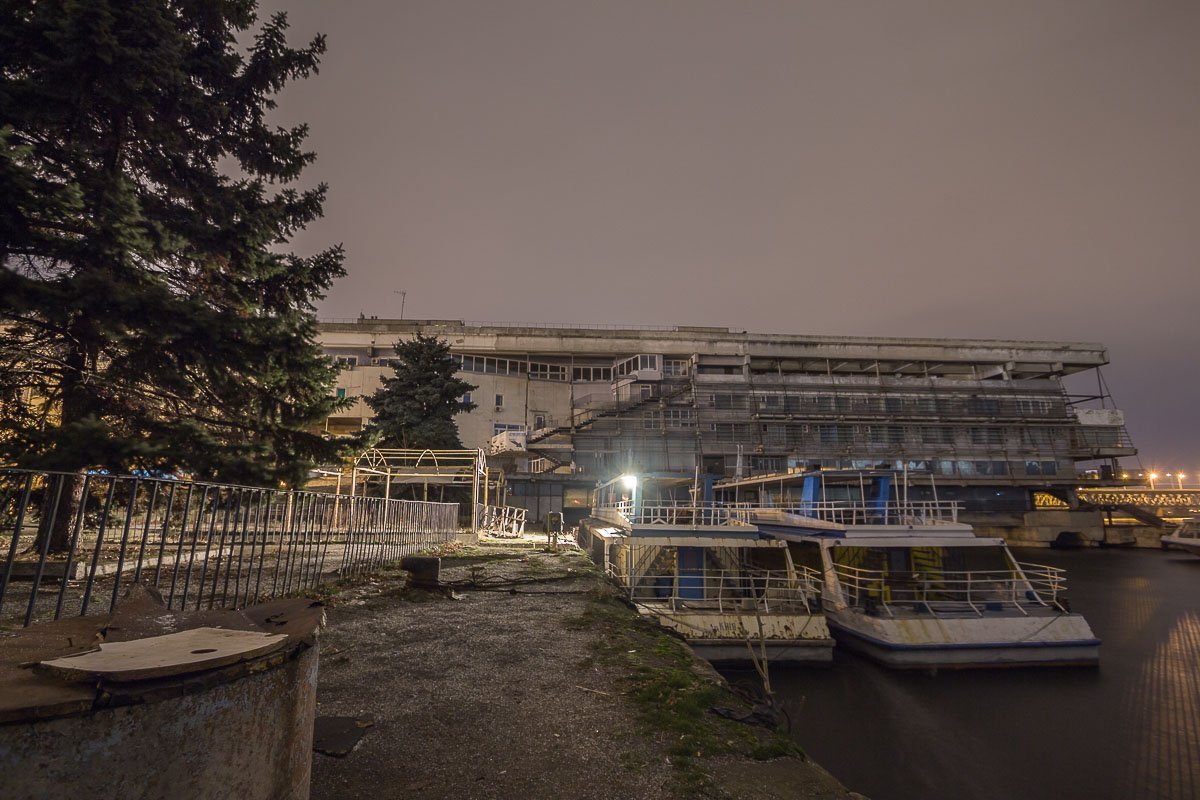 5-этажное здание речного вокзала было введено в эксплуатацию в 1988 году 5-этажное здание речного вокзала было введено в эксплуатацию в 1988 году