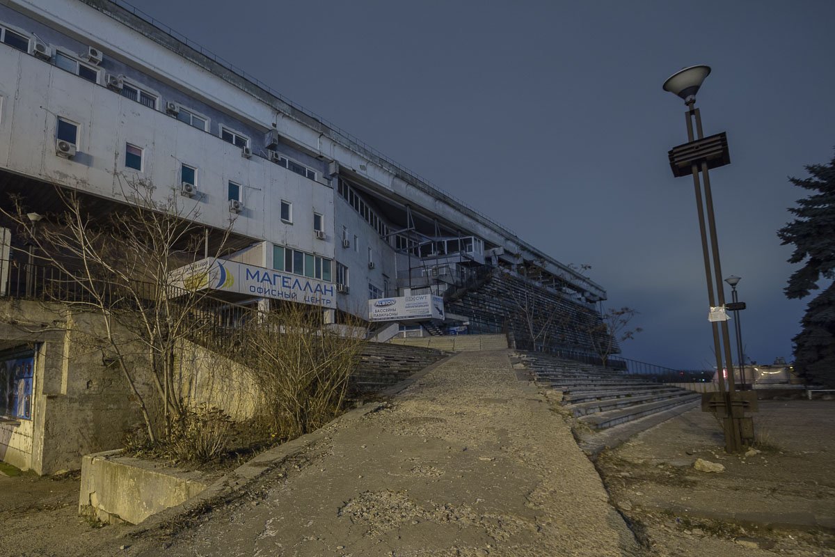 Здание речного вокзала частично заброшено, а частично отдано в аренду разным фирмам Здание речного вокзала частично заброшено, а частично отдано в аренду разным фирмам