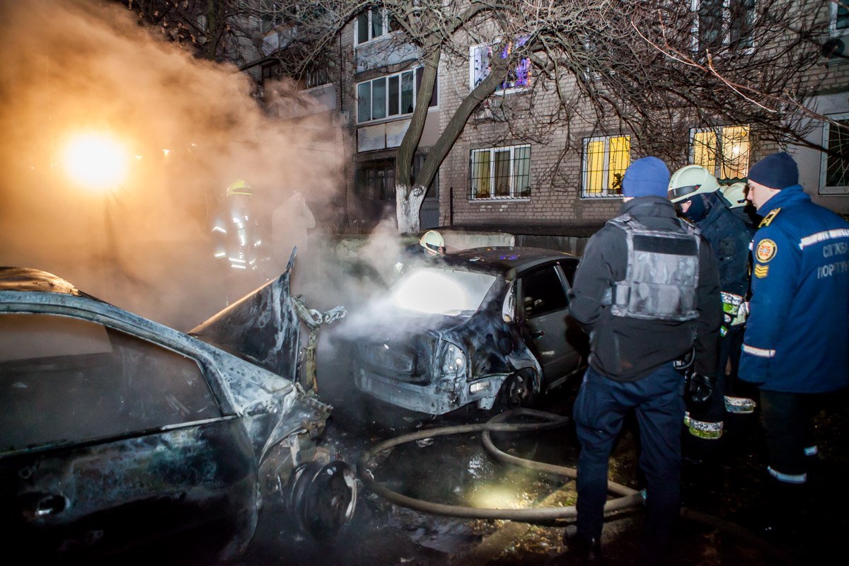 Mercedes Atlas и Lada Kalina были временно припаркованы возле жилого дома