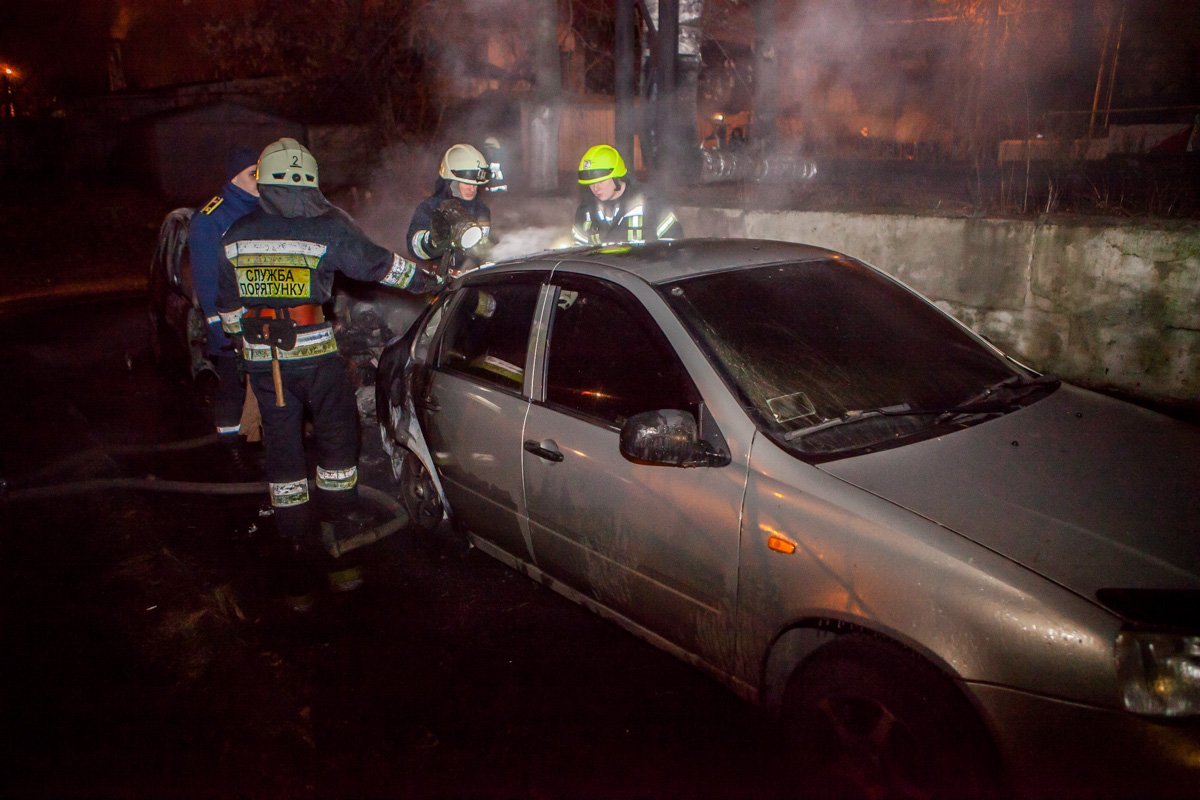 Один из автомобилей выгорел полностью, другой - частично