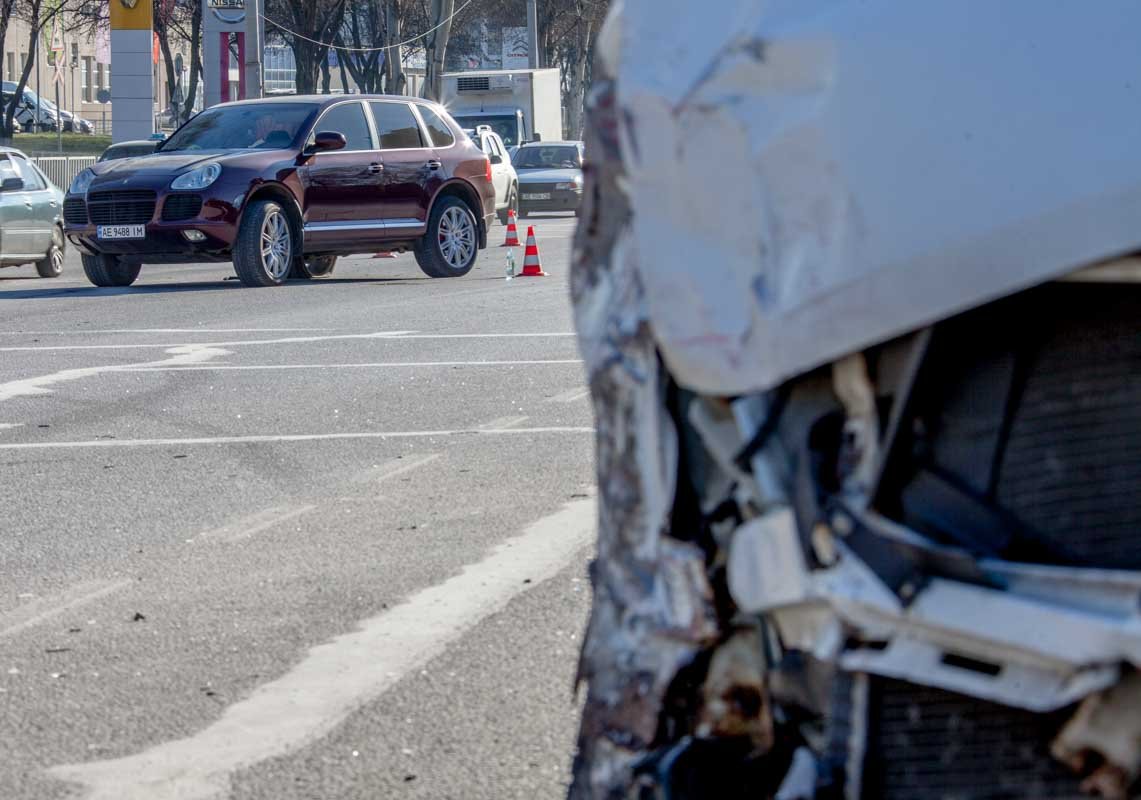 На пересечении Запорожского шоссе и переулка Джинчарадзе столкнулись Porsche Cayenne и Mercedes Sprinter