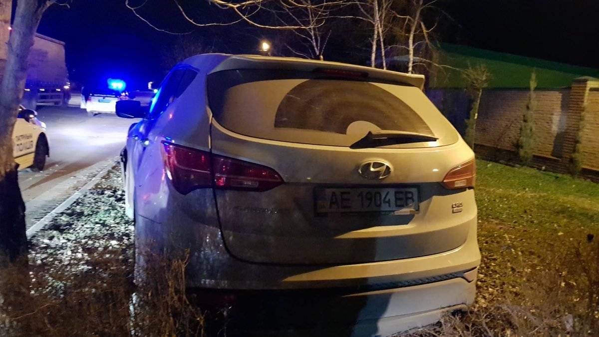 Вследствие удара автомобиль Hyundai выбросило на тротуар