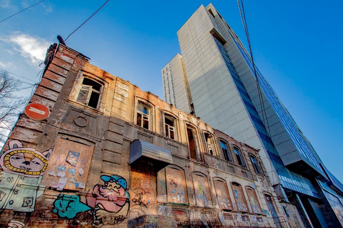 В городе, некогда гордящимся спокойной линией горизонта, все же расстраиваются шаблонные высотки В городе, некогда гордящимся спокойной линией горизонта, все же расстраиваются шаблонные высотки