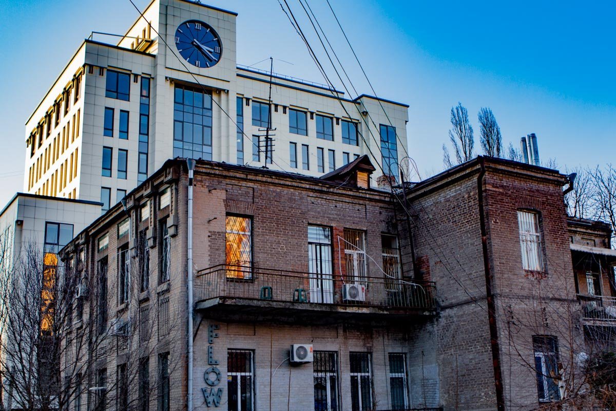 Где-то современная архитектура следует классическим традициям и особо не выбивается из контекста города Где-то современная архитектура следует классическим традициям и особо не выбивается из контекста города