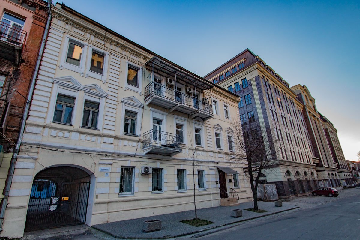 Солидное постоянство старых зданий внушает поразительную уверенность Солидное постоянство старых зданий внушает поразительную уверенность