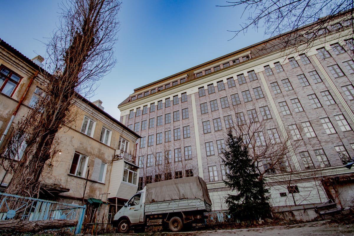 Странная штука, но снаружи дома зачастую ничем не выдают, что делается в их стенах. Может, в этом и состоит глобальная цель архитектуры? Странная штука, но снаружи дома зачастую ничем не выдают, что делается в их стенах. Может, в этом и состоит глобальная цель архитектуры?